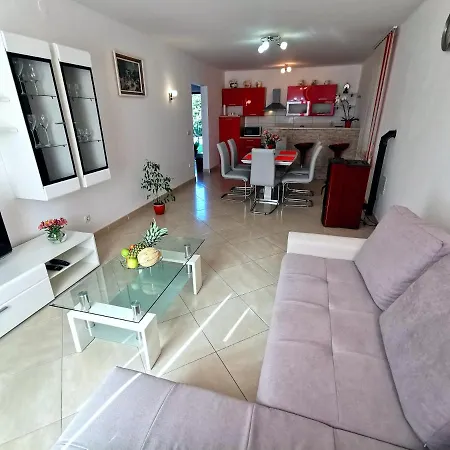 Parun Apartment *